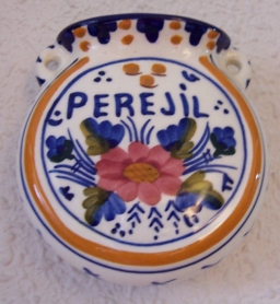 Objeto de cerámica tipo Talavera para el perejil. Cerámica popular.